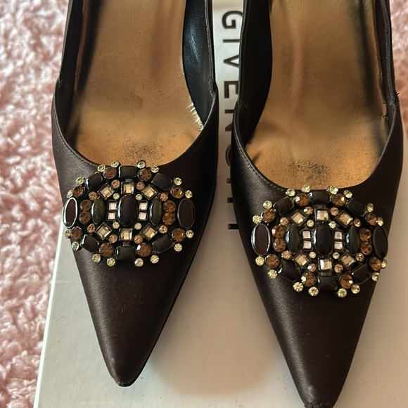 Stuart Weitzman brown satin heels with jeweled broach embellishment - Picture 2 of 9